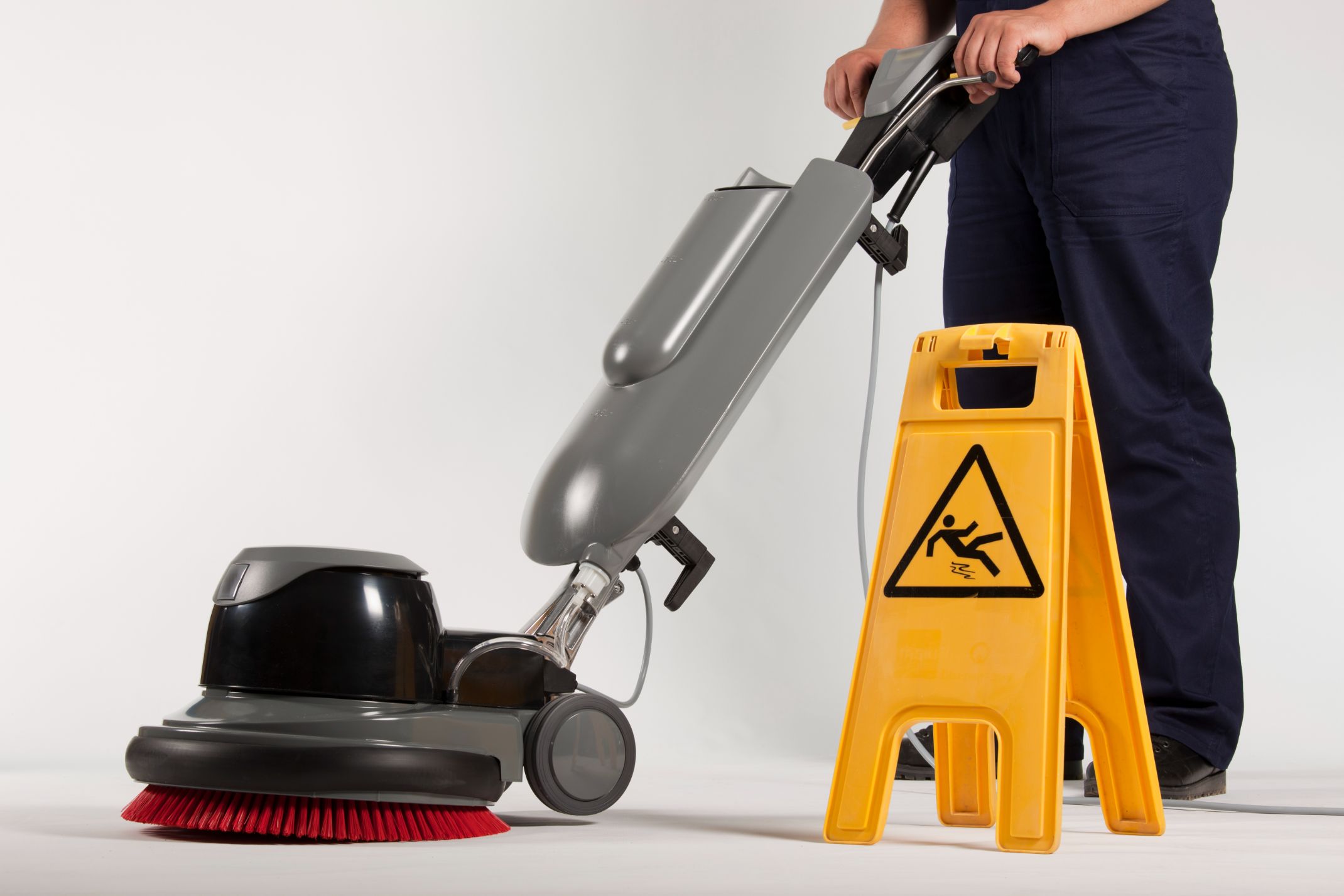 Professionnelle utilisant un aspirateur pour nettoyer un sol
